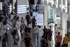 "호텔신라, 공항 면세점 수익성 악화…목표가↓"-NH