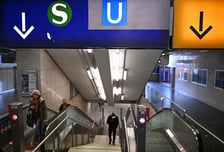 "너도 데려가겠다" 모르는 10대 소녀 붙잡고 달리는 열차 뛰어든 남성