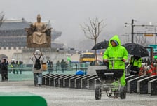 눈 녹아도 도로에 흰 알갱이 수북..."여긴 뿌리지 마" 말까지 나오는 이유