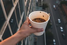 "몸에 국물 범벅"…아파트 고층서 날아온 컵라면에 행인 '날벼락'