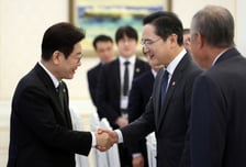 李대통령 "해외일정 취소하셨다고"...이재용 "당연합니다"