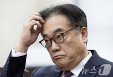 경찰, '尹 대통령실 PC 초기화 의혹' 정진석 전 실장 소환 통보