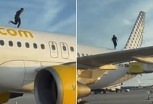 [영상] 여객기 위에 올라가 '춤판' 벌인 남성…항공편 2시간 지연