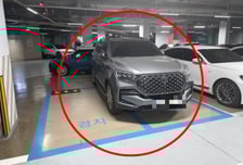 "이게 정상인가요?"...또 '경차 주차면 3칸' 점령 민폐 주차 SUV