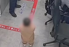 한 살 아기, 경찰서에서 아장아장…"살아줘서 고마워" 무슨 일?