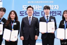 젊은 과학도 만난 李 대통령 "전문가 양성토록 군 체제 개편 검토"