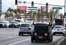 핸들은 AI가 잡았는데…사고 책임은 아직 '정차 중'