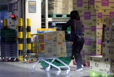 한 달 전엔 "새벽배송 줄인다"...이번엔 대형마트 규제 완화? 업계 '혼선'