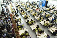 "한끼 15000원, 나가기 겁나"…반값 점심에 직장인 몰리자 역대급 실적