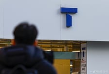 '해킹 몸살' SKT, 작년 영업익 -41% "기말 배당 안하기로"