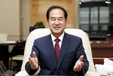 "베트남 처녀 수입하자" 진도군수 말, 그대로 생방에…결국 사과