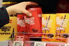 원재료값 폭등에 롯데웰푸드 영익 30%↓…해외 매출은 '방긋'