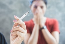 옆 사람이 피운 담배, 내 폐에 치명적?...평생 '비흡연' 여성이 암 걸린 이유