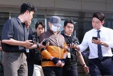 [속보]생일상 차려줬는데...아들 총기살해 60대 '무기징역'