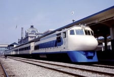 서울-부산 왕복에 월급이 통째로…'달리는 궁전' 문화 충격[뉴스속오늘]