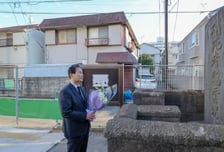 [사진]이봉창 의사 순국지 방문해 헌화하는 권오을 장관