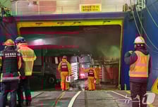 목포에서 제주서 출발한 화물선 화재…"5톤 차량 3대 불 타"