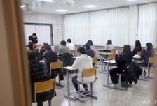 "월 300만원 준다" 9급 공무원 시험 보러 우르르...경쟁률 28.6대 1