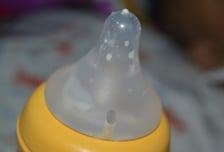 아기 젖병 물려두고 술자리 간 엄마, 5시간 후 왔더니 '질식사'...죗값은