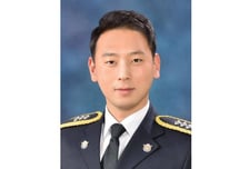 북적이는 전철역서 흉기를...'공포의 순간' 뒤에서 제압한 남성의 정체