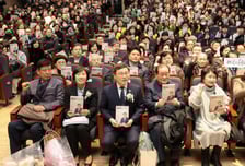 '인산인해' 이룬 정근식 교육감 출판기념회…"3300부 완판"