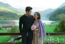 "손예진·현빈 만났대" 난리 난 이 나라…2시간 기다려 '인증샷'