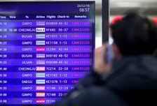 내일 출근인데....폭설에 제주공항 '셧다운', 발 묶인 관광객