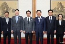 올해 첫 당정청 "대형마트 새벽배송 허용 '유통산업법 개정' 추진"