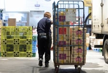 당정, 대형마트 새벽배송 추진...실제 도입까진 '산 넘어 산'