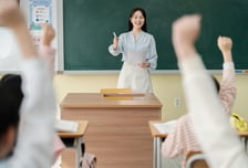 "40년 일하고 퇴직금 1억" 초등교사 허탈?..."월 325만원 연금 있잖아"