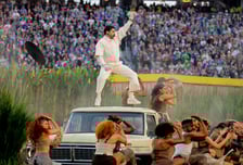 슈퍼볼 집어삼킨 '反이민 비판' 메시지…트럼프 "美에 대한 모욕"