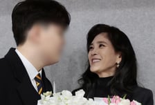 영락없이 '엄마'네…이부진, '서울대 합격' 아들 축가 열창에 흐뭇