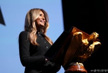 1000억 쏟은 '멜라니아' 다큐, 흥행 비상…아마존 전 임원 "노골적 뇌물"