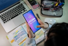 스마트폰에 빠진 Z세대…부모보다 지능 낮은 첫 세대 경고