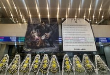 거래소에 등장한 근조화환, 노조 등 코스닥 분리 추진 반발