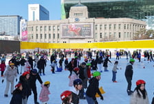 '하루 평균 3475명' 서울광장 스케이트장, 18만명 찾았다