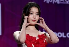 아이유, 악플러 96명 고소했다…'간첩설' 유포자 형량 보니