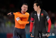 中선수 '민폐 주행'에 메달 날렸다...얼굴 감싸쥐고 분노한 유망주