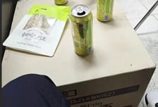 "사무실서 4차, 눈물 난다" 경찰이 '술판 인증샷'...캔맥주에 '브이'
