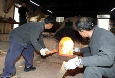 [사진] 화목가마에 불 지피는 도공