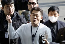 '李대통령 허위사실 유포' 전한길 경찰 출석…"국민 권리 행사한 것"