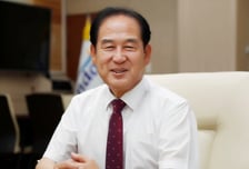 "처녀 수입" 망언 김희수 진도군수, 이번엔 '뇌물·직권남용' 검찰 송치