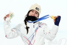 "두 번 쓰러지고, 대역전극"...스노보드 최가온, 드라마 같은 한국 첫 '금메달'