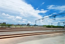 선로에 엎드려 있던 남성, 열차에 치여 숨져…운행 중단