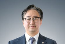 왜 서울이 아닌 뉴욕인가…쿠팡 소송, 징벌을 넘어 '디지털 책무'를 묻다