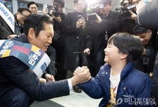 귀성객 칭찬에 "李대통령 잘하고 있죠?" …정청래 미소 활짝[현장+]