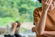 "네 엄마 또 꾀병" 아프단 말 비난했다간...'뇌 피로' 커져 화병 더 도진다