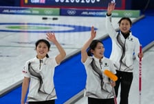 "감 잡았다!" 한국 여자 컬링, 영국에 9-3 완승…1패 뒤 2연승 질주