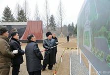 '러 파병군 기념관' 또 찾은 北 김정은, 올해만 세 번째…'영웅주의' 부각