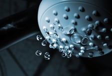 SNS서 유행하는 '다크 샤워' 뭐길래…의사들도 "꿀잠 잔다"